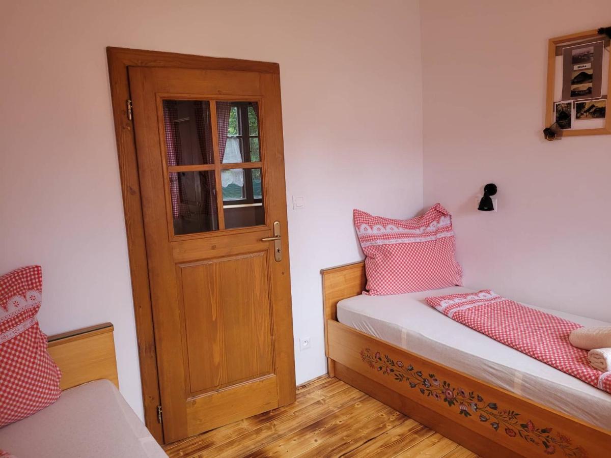 Tweepersoonskamer met 2 Aparte Bedden en Badkamer
