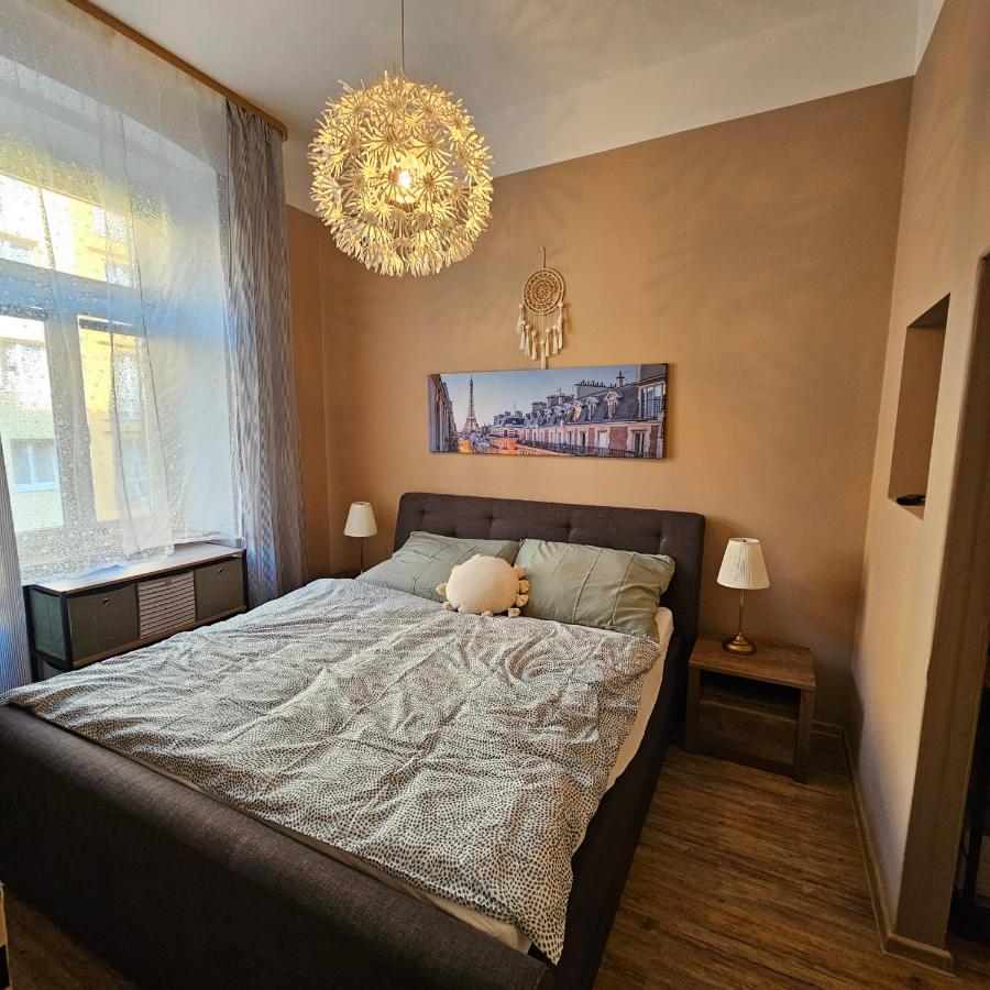 B&B Egra - dvoupokojový apartmán s kuchyní, obývacím pokojem, ložnicí , šatnou a koupelnou v bytovém domě v centru města - Bed and Breakfast Egra