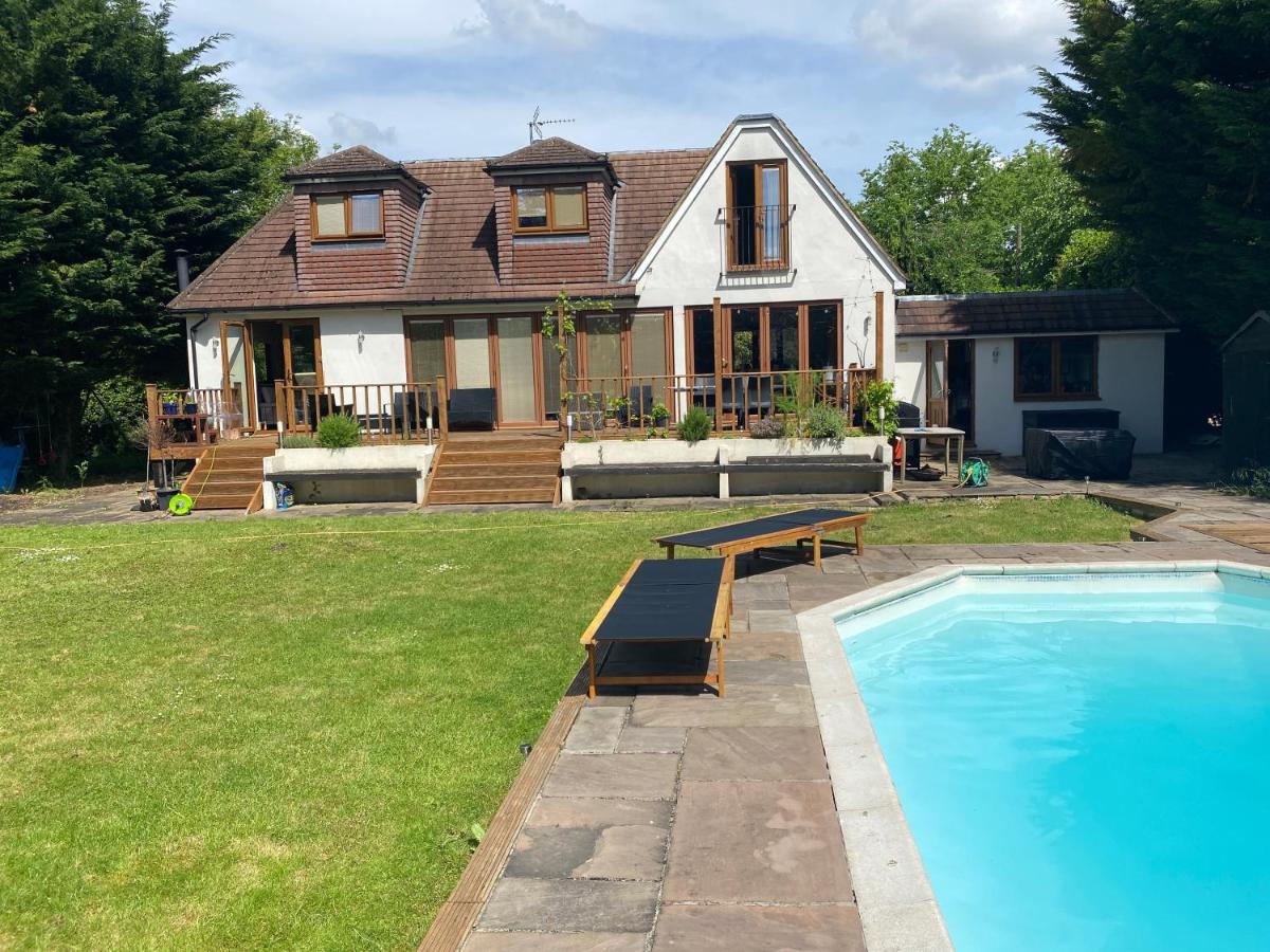 B&B Shepperton - 5-Bedroom House with a Stunning Pool, Expansive Garden, Trampoline, and Swings - Bed and Breakfast Shepperton