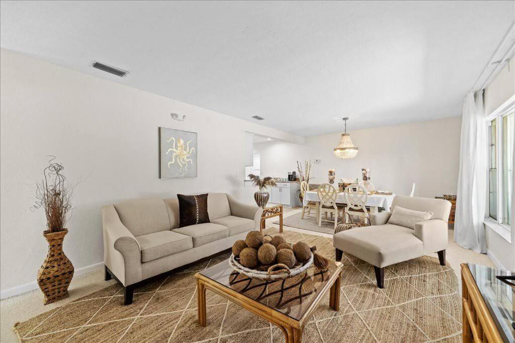 Coastal Chic Home, Walk to Beach - B&B