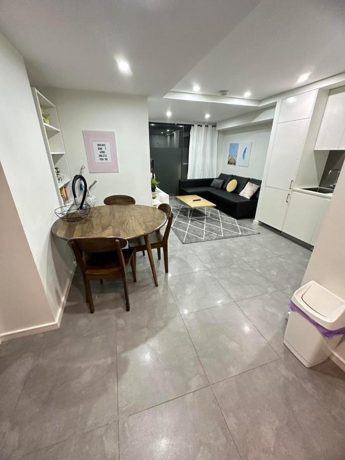 2 BD Apt with Large Courtyard near The Star Casino - Chambres d’hôtes Sydney