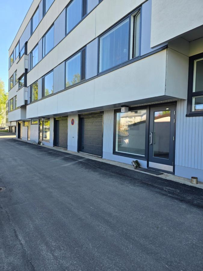 Avara ja kodikas huoneisto parvekkeella - B&B