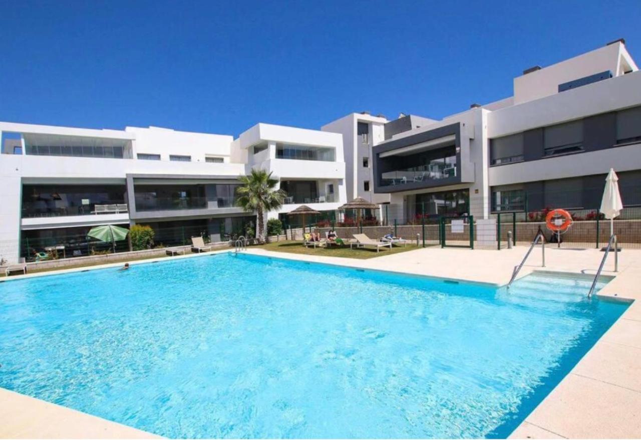 NEW SPACIOUS 4 BEDROOMS APARTMENT IN ESTEPONA 10 min walk to the BEACH - Chambres d'hôtes Estepona