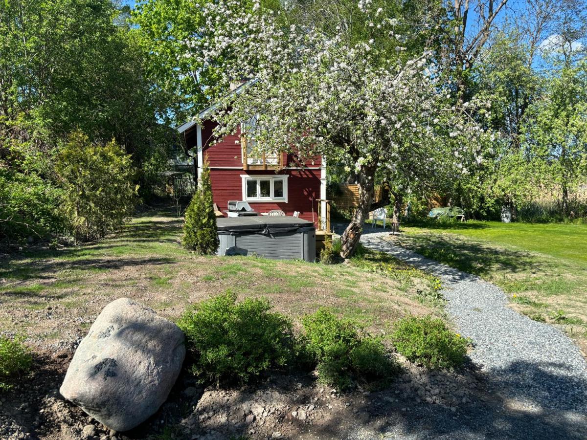 1800 tals Sjötorp med egen strand och brygga - B&B