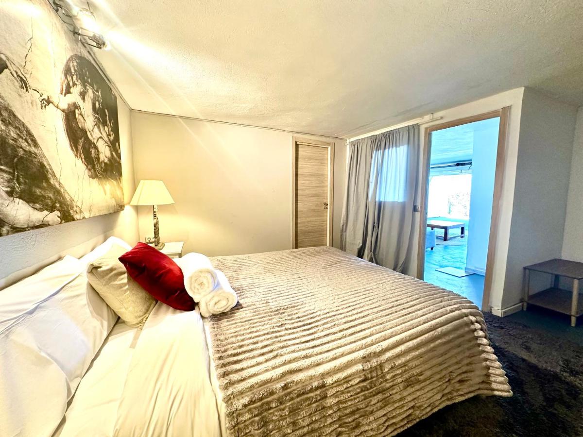 Standard Double Room with Shared Bathroom
