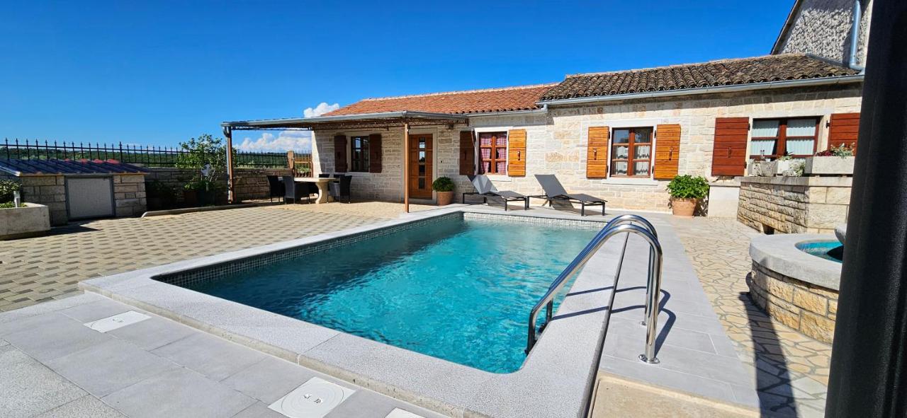 Apartment with Pool View 