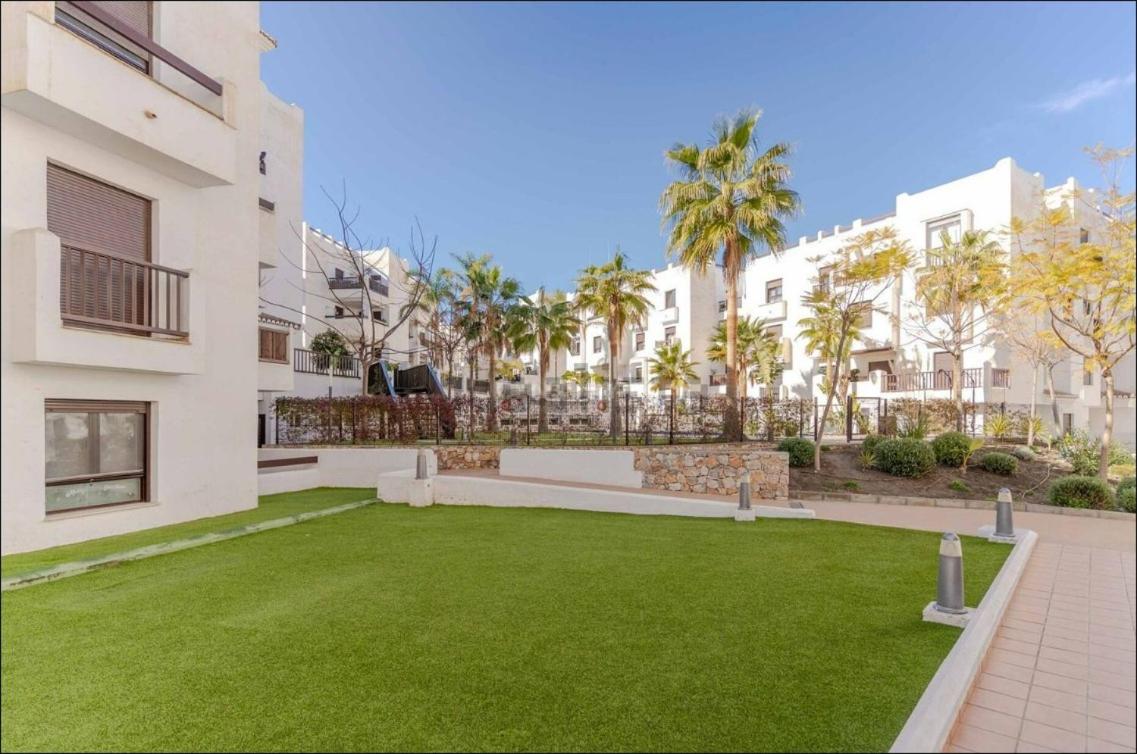 APARTAMENTO EN SALOBREÑA CERCA DEL MAR - CON PISCINA, GIMNASIO y GARAJE - Chambres d’hôtes Salobreña