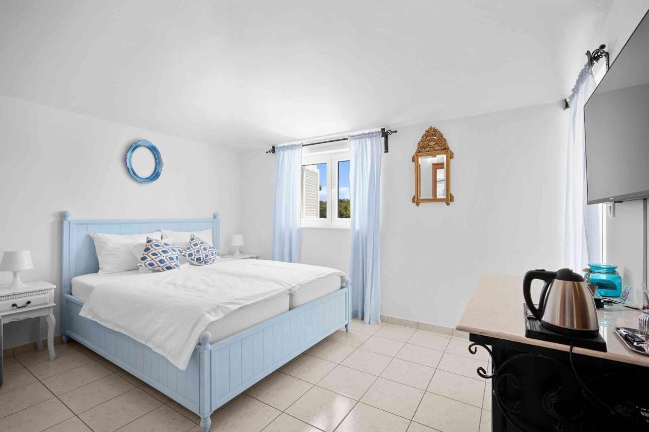 Deluxe Double Room with Side Sea View