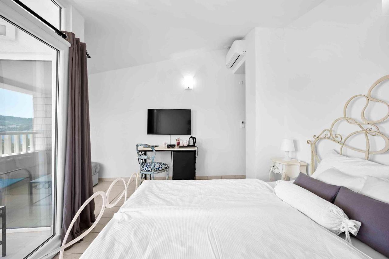 Deluxe Double Room with Balcony and Sea View