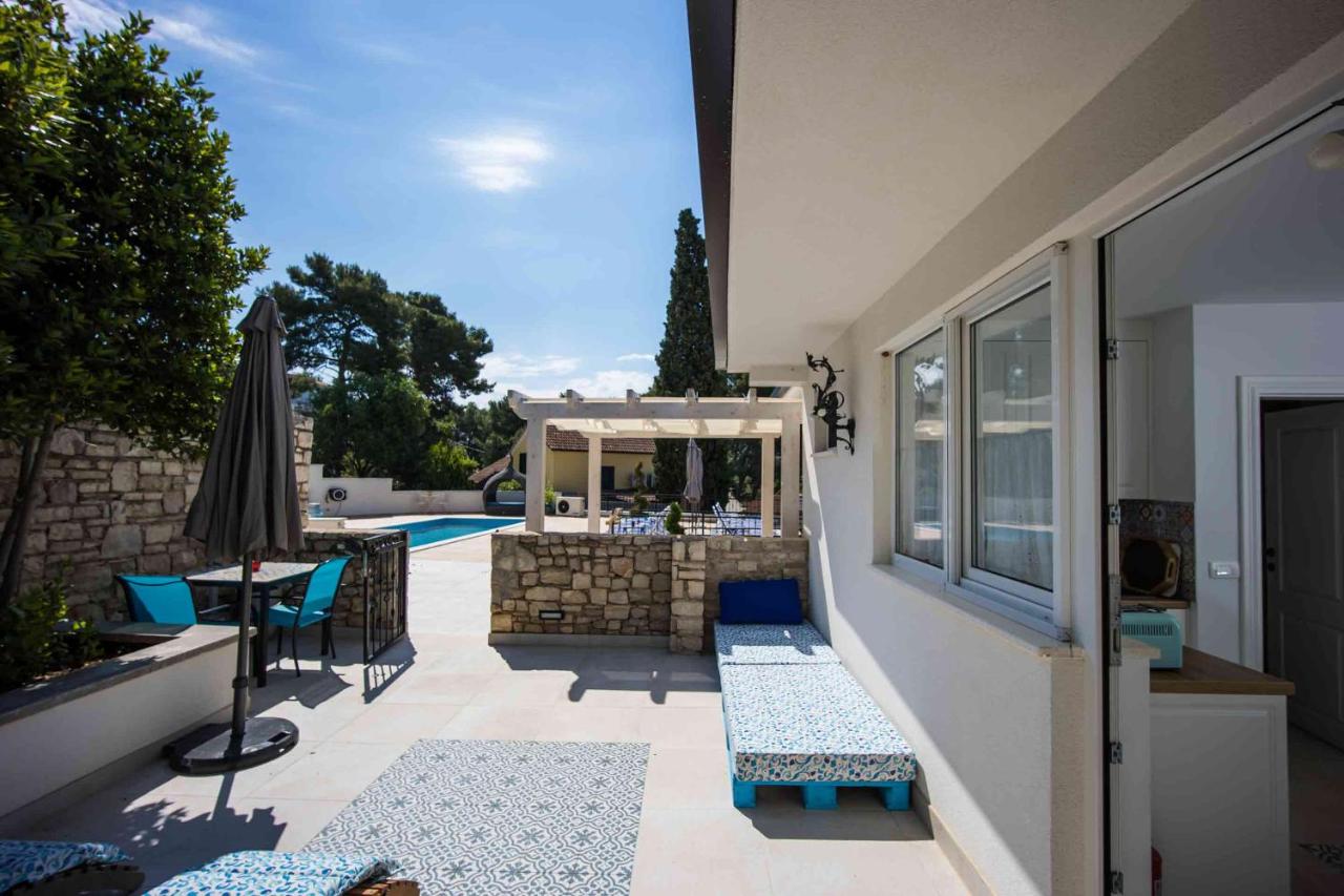 Apartment with Pool View 