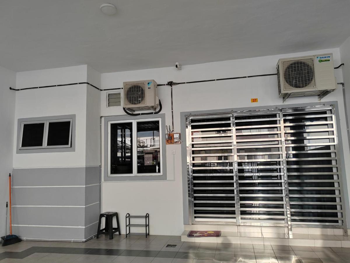 My Homestay Sitiawan - Astronaut Space House 8 Pax - Bed and Breakfast