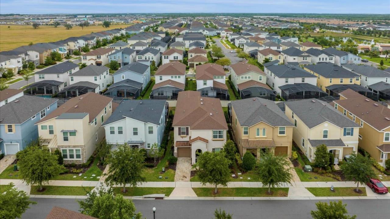 Celebrate Summer - 7BR Home with Private Pool! - B&B Kissimmee