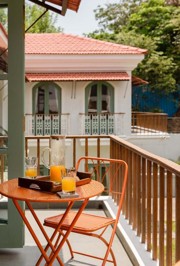 La Estada, Huge 4 BHK Villa in Assagao with Large Private Pool & Garden, Security, Kitchen - B&B Vagator