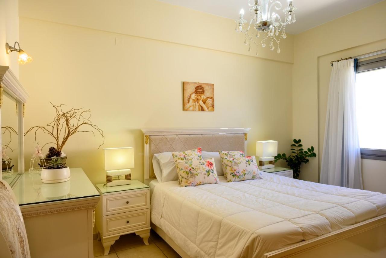 One-Bedroom Apartment with Side Sea View