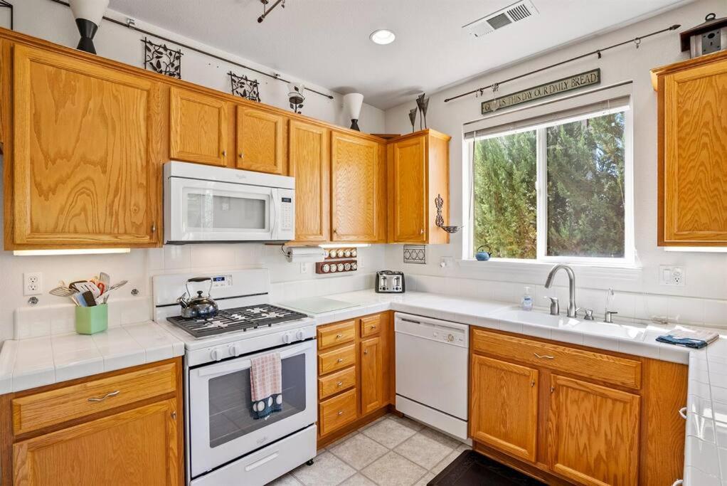 Manzanita Manor-Whimsical art & near downtown - B&B Paso Robles