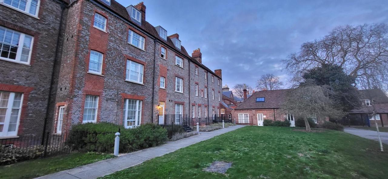 Luxury flat next to town centre Long-stay discount - B&B