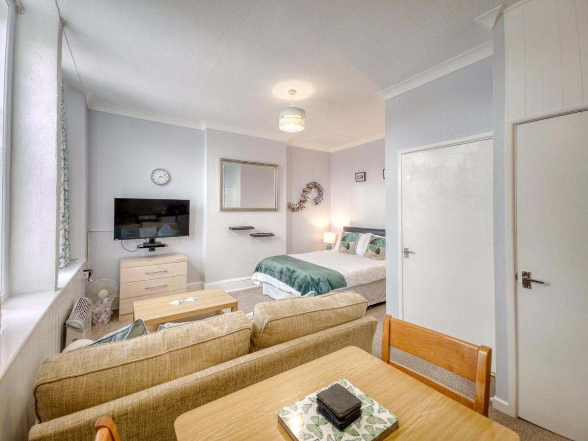 Apartment 4 - Large studio - Sea Front location - Rear views-Free Parking - B&B