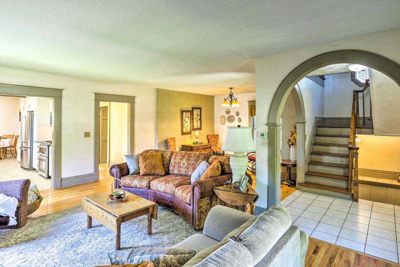 Walk to Dtwn Historic Gem with Deck in Rapid City - Bed and Breakfast