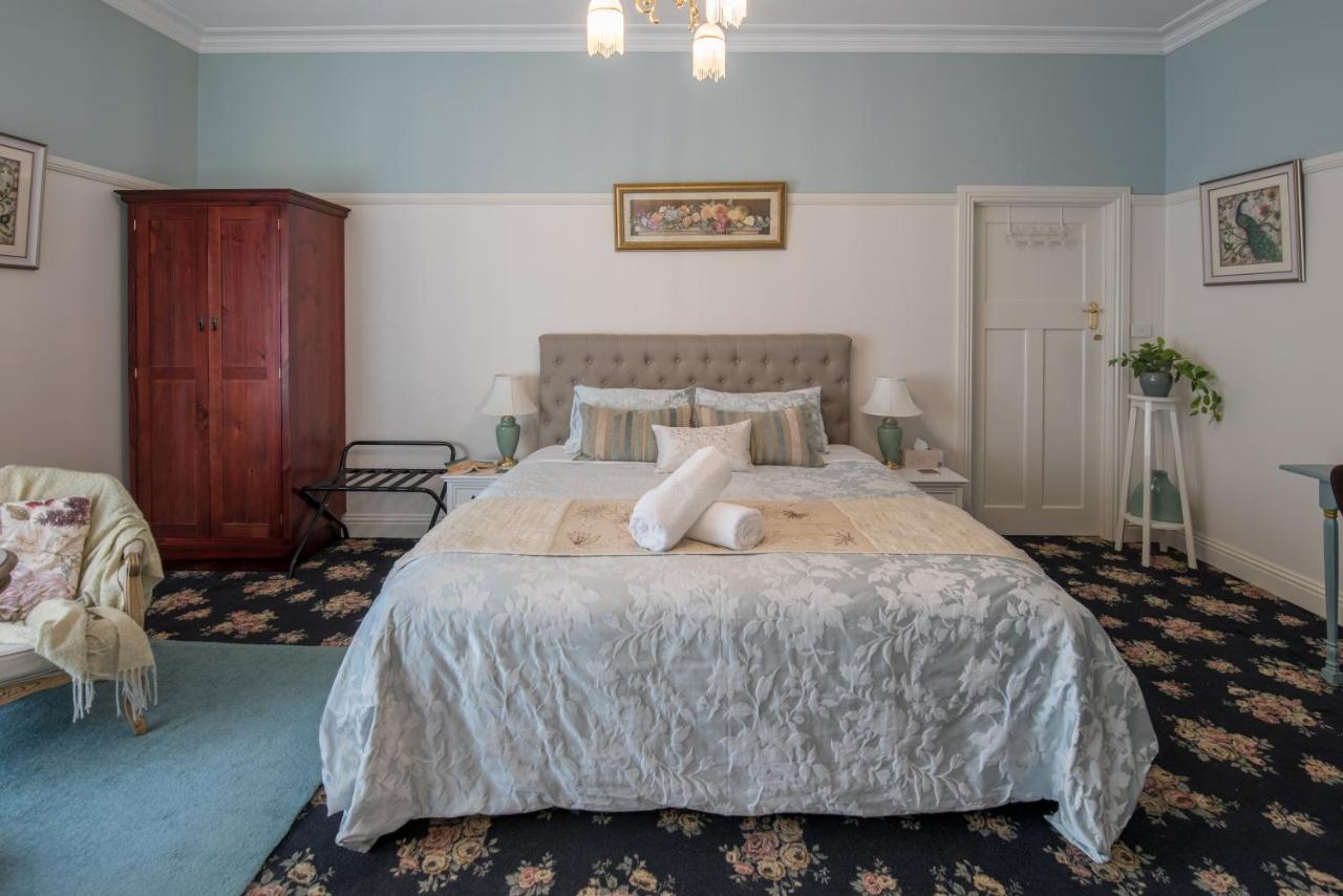 Habitación con cama extragrande y vistas al jardín 
