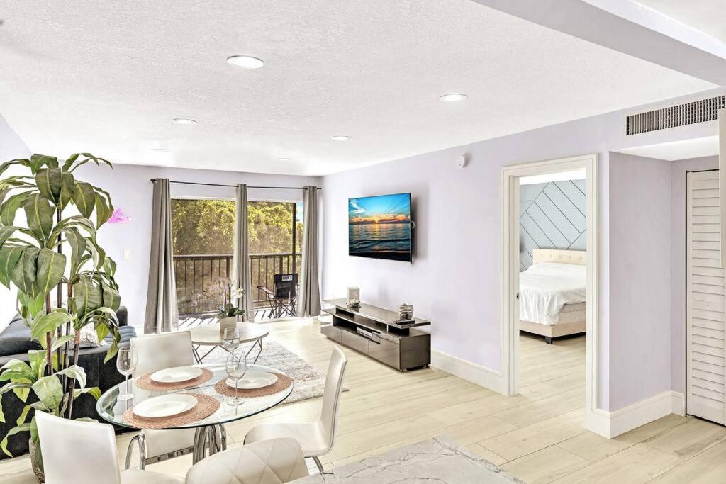One Bedroom Steps Away From The Beach! - B&B Sunny Isles Beach