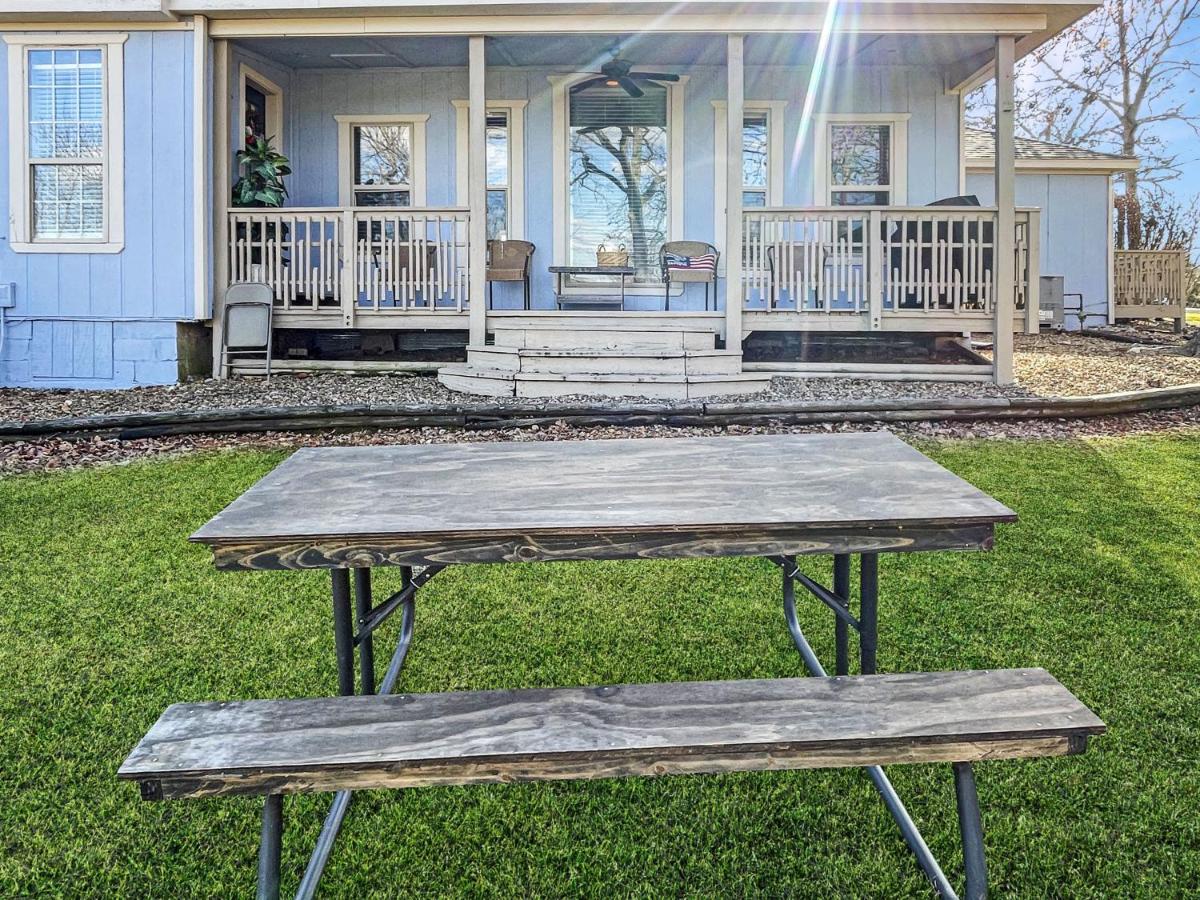 Lake House and Studio Book Two places in one 4 bedrooms large driveway and yard - Chambres d’hôtes Rogers