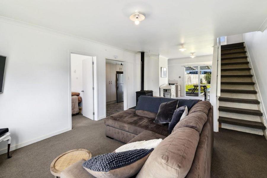Spacious cosy beach bach - B&B
