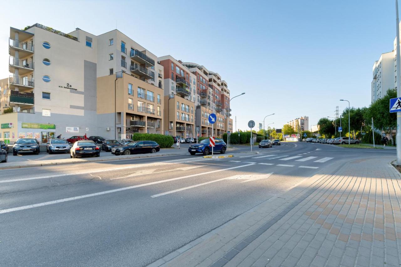 Spacious & Bright Apartment with Balcony and Parking by Noclegi Renters - B&B
