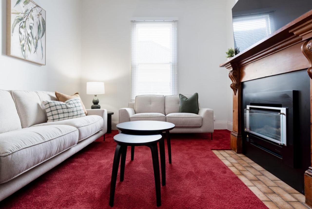 Spacious Cottage Charm Near the CBD - B&B