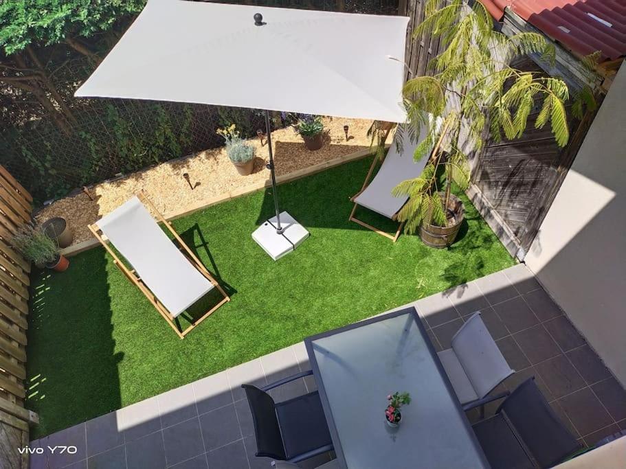 Jolie maison paisible, avec jardinet et parking - B&B