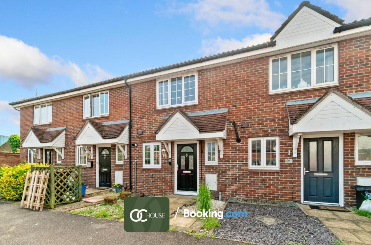 Waterside House By OC House Short Lets & Serviced Accommodation Gillingham, Ramsgate, Folkestone With Beautiful River View - B&B Hoo