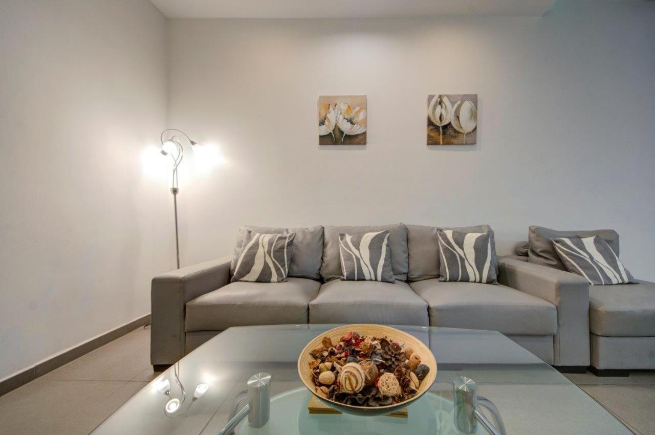 Sliema 2BR Apartment Fully AC & 10 Min Walk to Balluta - B&B Sliema
