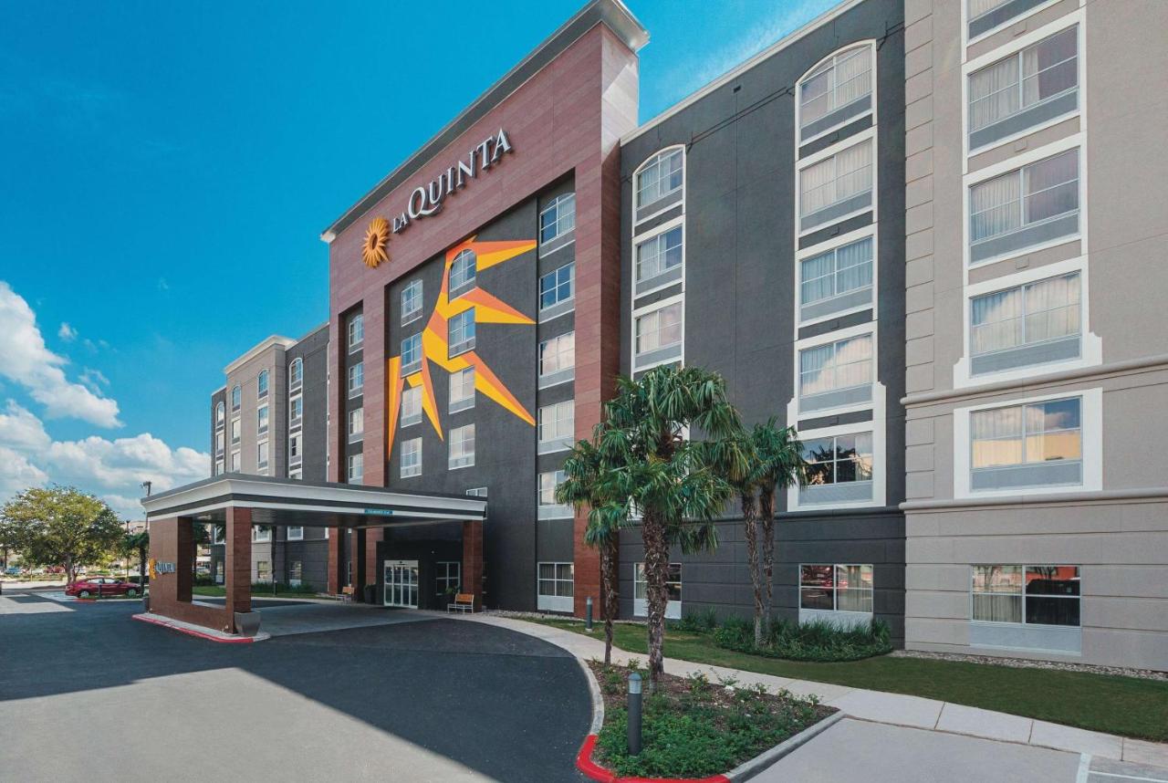 B&B San Antonio - La Quinta Inn & Suites by Wyndham San Antonio Downtown - Bed and Breakfast San Antonio