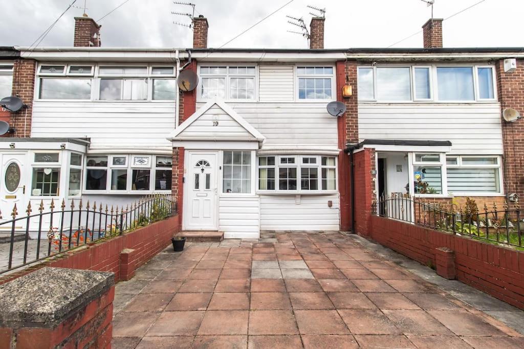 Free Driveway Parking 3 Bedroom House, Ideal for long term contractor, etc stays, 4 miles 11 mins drive to Nissan, 20 mins drive to Sunderland Newcastle, Fast WIFI - see Dwellcome Home Ltd site for assurance - B&B