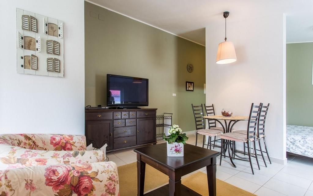 Apartment Lara with Balcony - B&B