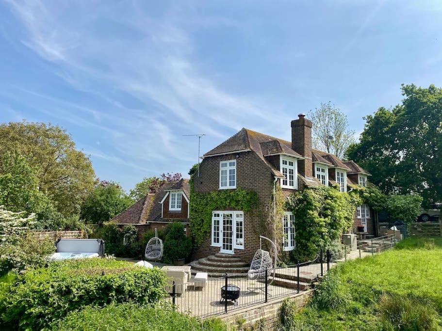 Idyllic Country House for Intimate and Large Gatherings, Hot tub, Games Room, Tranquil Setting, Views, Vineyards, Dogs - B&B