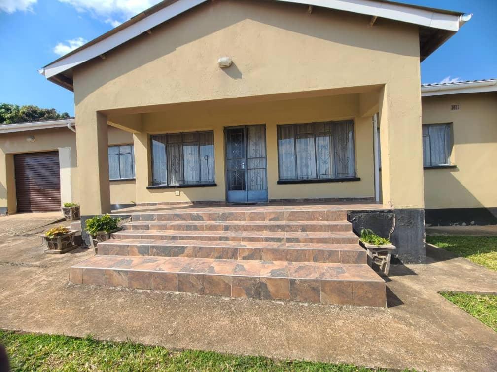 Mabwe Guest House '5km from Great Zim Ruins' - B&B