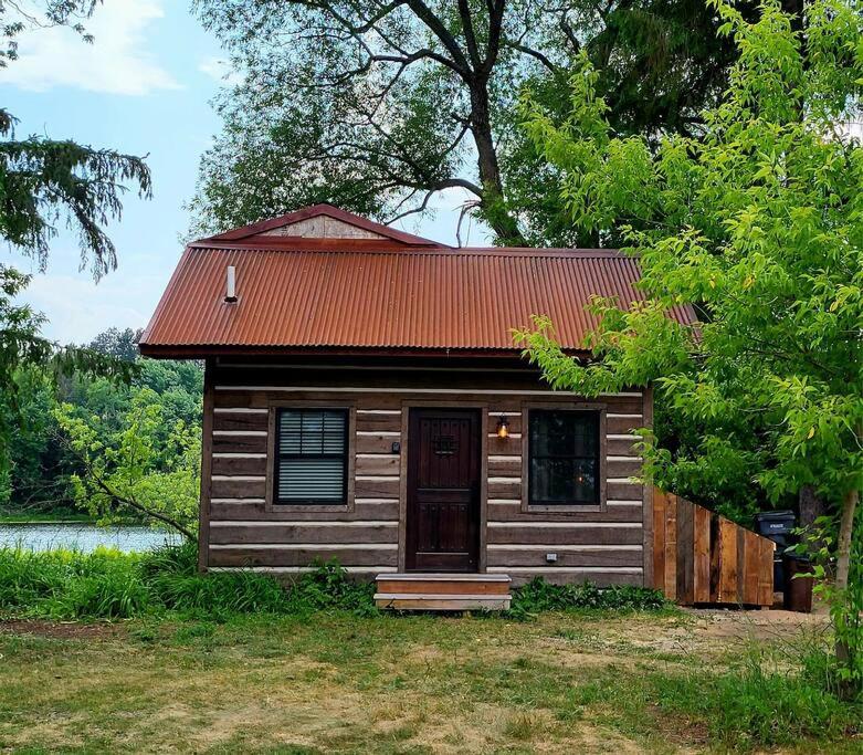 Adorable Old Timey Lakeside Log Cabin - Little House on the Big Arb - Bed and Breakfast