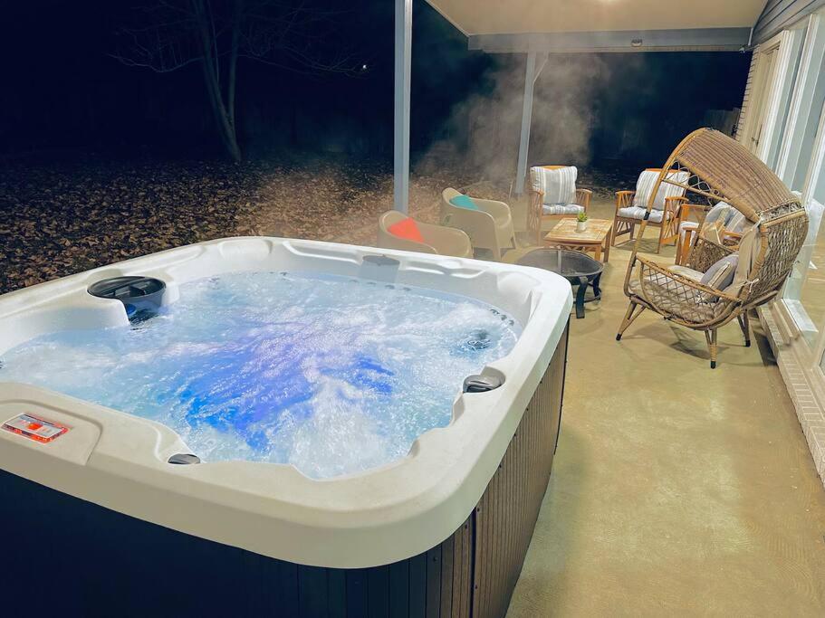 Luxury Dream Home with HOT TUB - Bed and Breakfast West Valley City