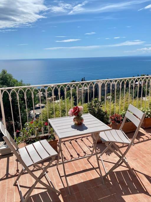 Beautiful flat with terrace and sea view - Free parking - B&B