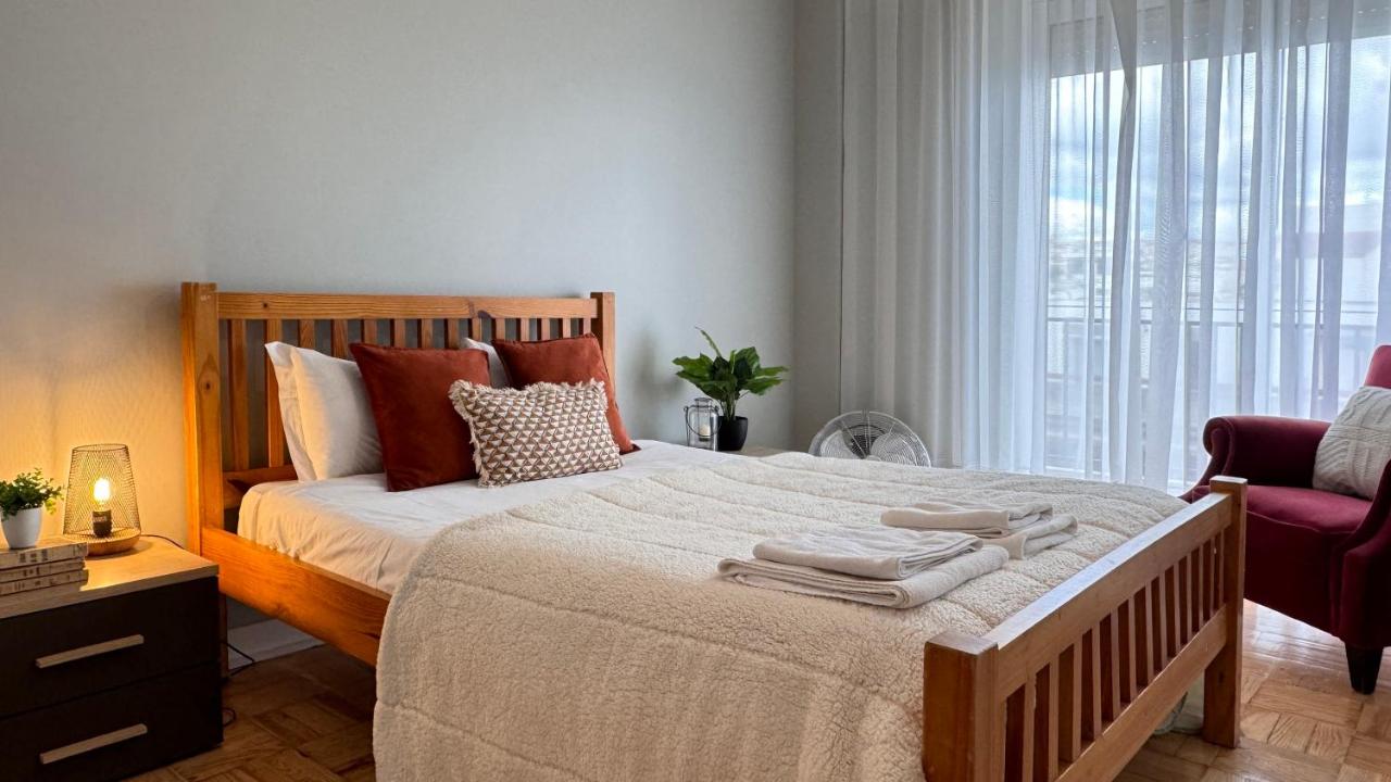Sunny 4 Bedroom Apartment - with View - B&B