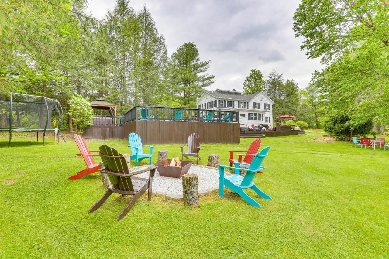 Hot Tub, Game Room Greentown Home Near State Park - Bed and Breakfast