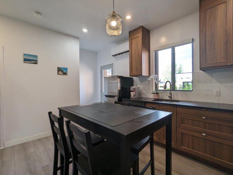 2 Bedrooms, 1 Sofa bed and 1,5 Bathrooms, Renovated Apartment in the Heart of Plateau Mont-Royal - Chambres d'hôtes Montréal