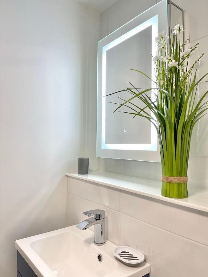 2 Bedroom Apartments Stopoverz - Ferienwohnung