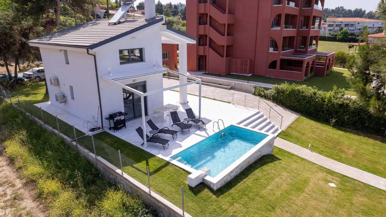 Aura Beachfront Private Pool Villa - B&B Kryopigi