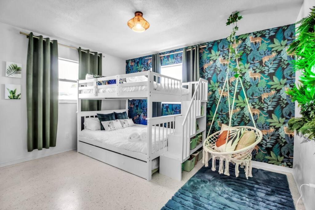 Madeira Beach Family & Pet Friendly Luxury Getaway - B&B