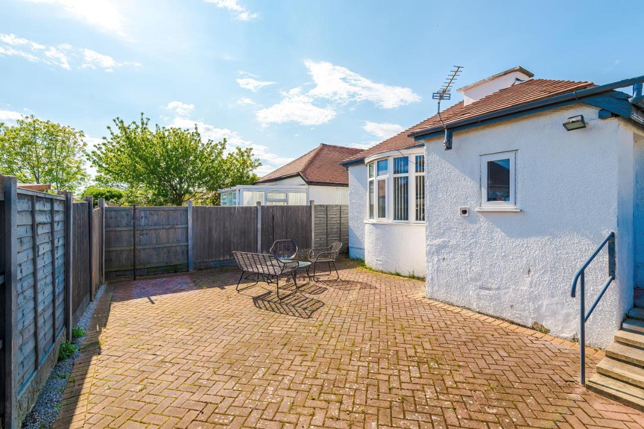 "Eastville Court Rhyl" by Greenstay Serviced Accommodation - A Cosy 2 Bedroom Bungalow with Parking, Dog Friendly, Close To Beaches, Shops & Restaurants - Ideal for Families, Friends, Couples & Business Travellers - B&B Rhyl