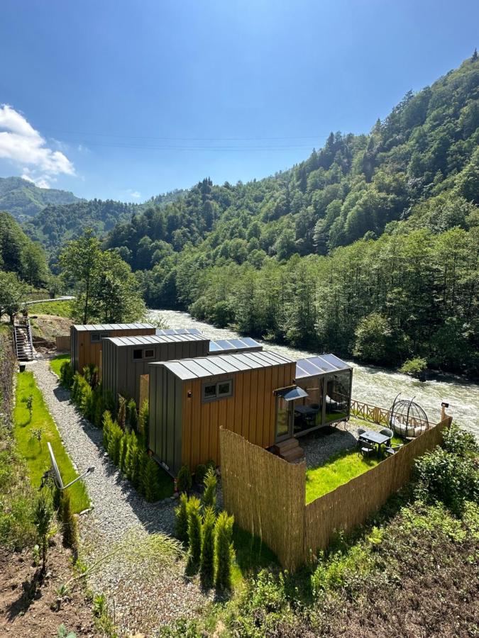 Zimmer mit Kingsize-Bett und Seeblick