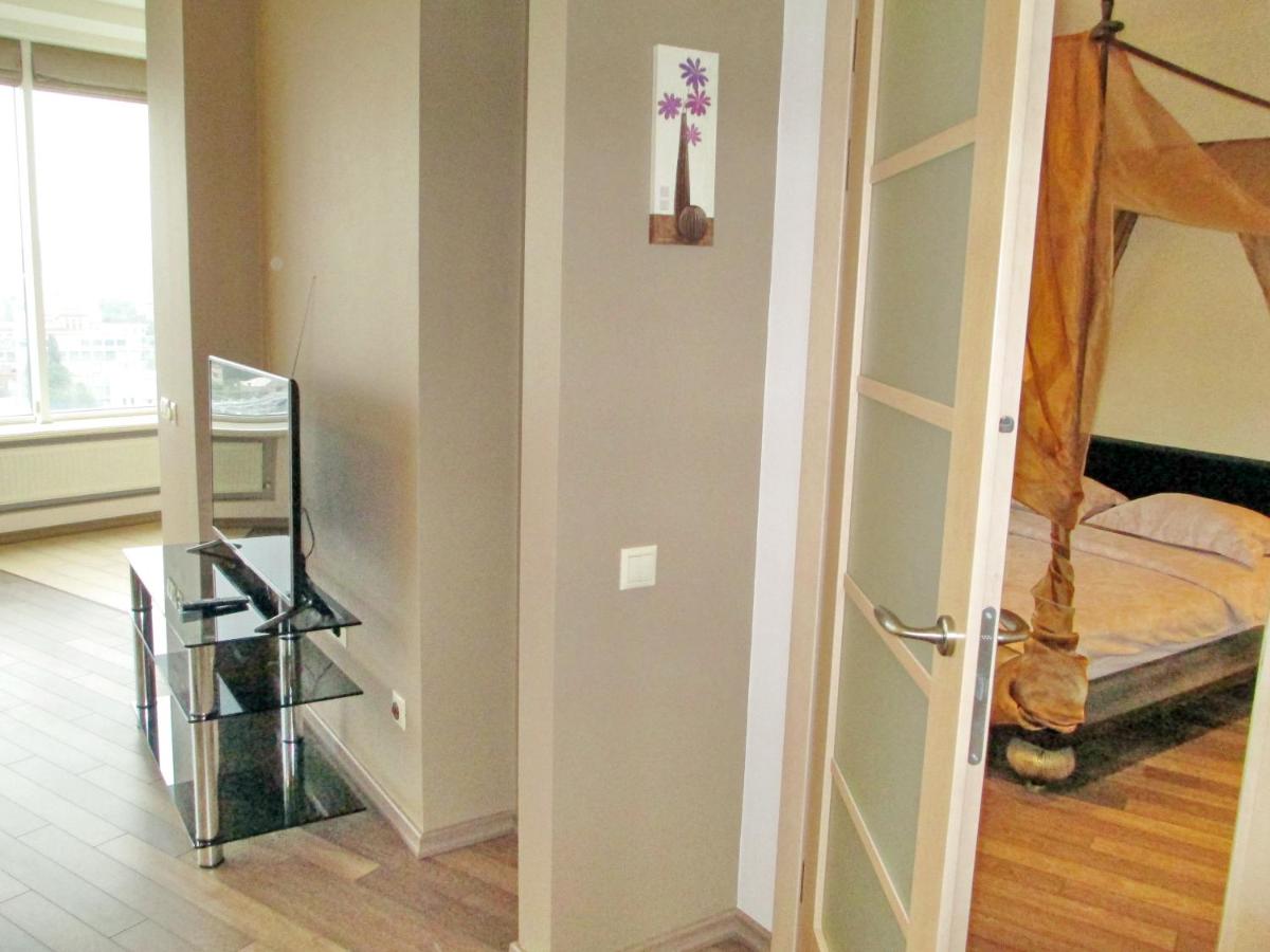 Deluxe One-Bedroom Apartment with king-size bed