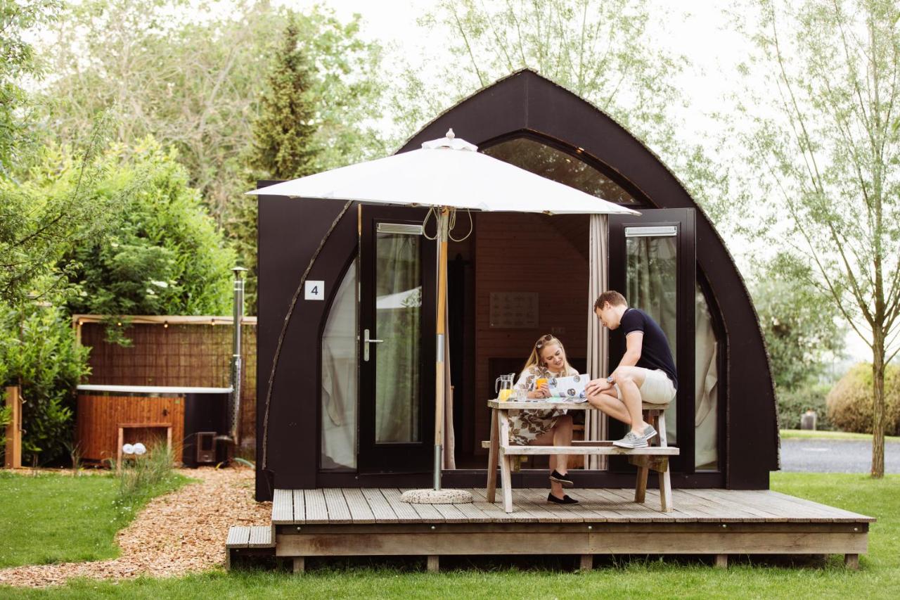 Pod huisje met hottub - Bed and Breakfast Dokkum