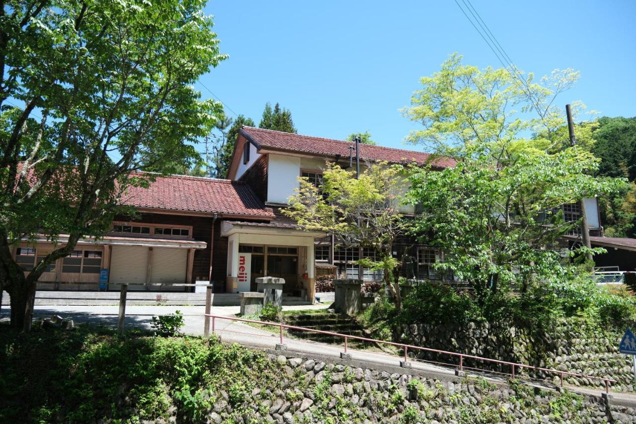 奈良吉野の小学校跡地ゲストハウス-五右衛門風呂体験-漫画図書室-卓球台-一棟貸し-素泊まり-吉野山天川村観光-Small inn attached to a historic school building - Chambres d’hôtes